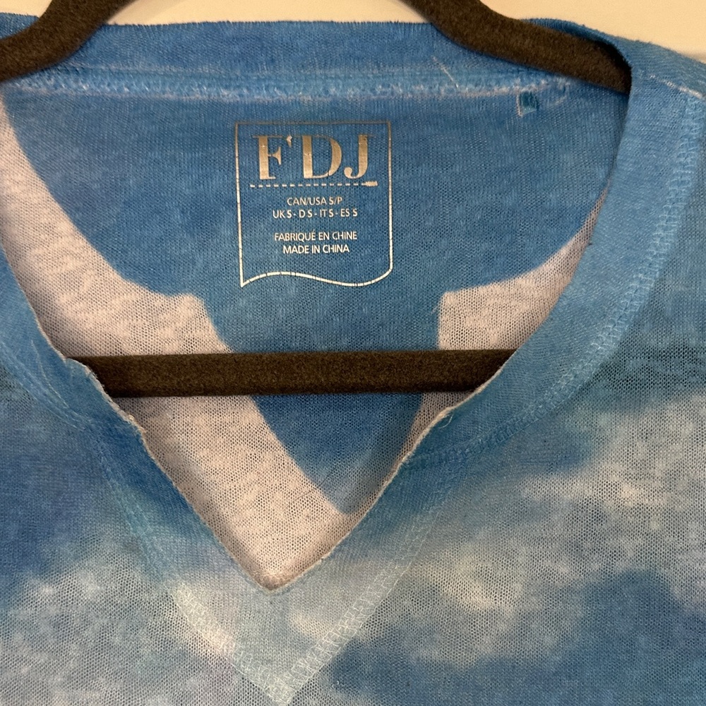 FDJ Scenic Beach Print V-Neck Tee - Blue Multi - Picture 2 of 7